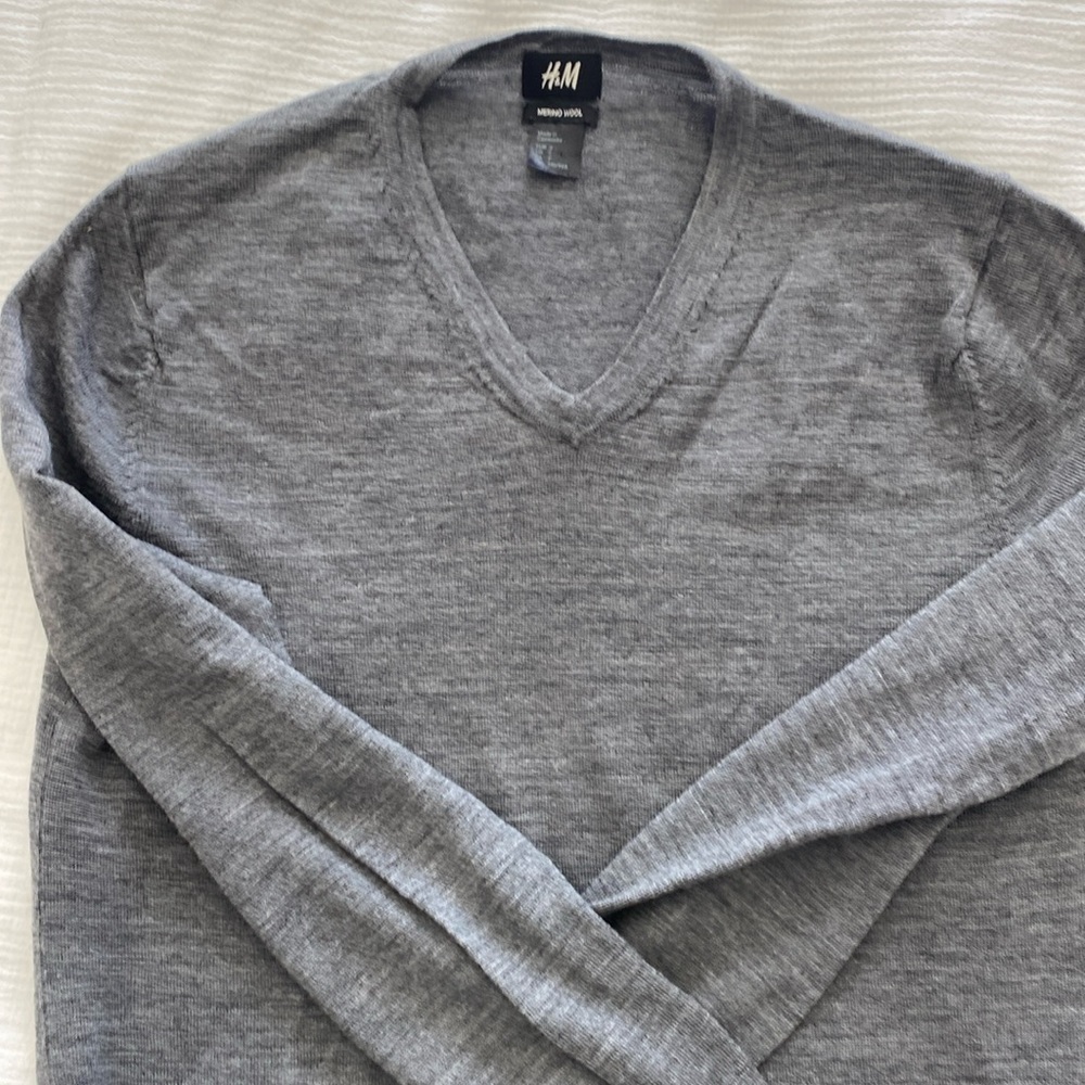 H&M men’s merino wool V-neck sweater - size small